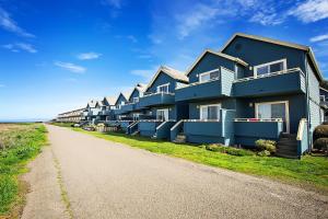 una fila de casas al lado de una carretera en Surf and Sand Lodge, en Fort Bragg