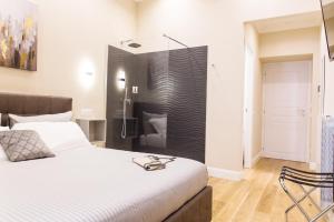 A bed or beds in a room at Nazionale Palace Suites