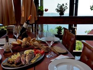 Ресторант или друго място за хранене в Villa Maranata-5 stars-pool-spa-gym-free parking-privacy