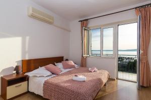 Giường trong phòng chung tại Apartment Lijana sea view