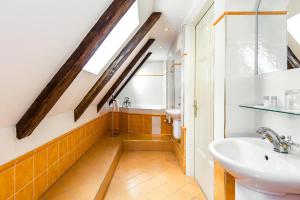 Koupelna v ubytování Hotel U Zlateho jelena