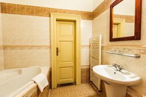 Koupelna v ubytování Hotel U Zlateho jelena