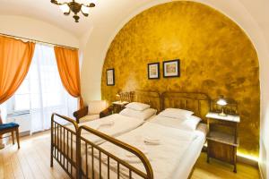 Postel nebo postele na pokoji v ubytování Hotel U Zlateho jelena