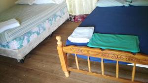 大玉米岛Corn Island Hostal ALAL SUITE的配有两张单人床的客房配有蓝色的床