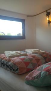 Duas camas num quarto com uma janela em l'Odyssée Péniche em Saint-Valery-sur-Somme