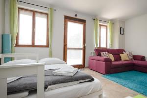 sypialnia z łóżkiem i kanapą w obiekcie Casa Lavanda w Alsóörs +37 zdjęć