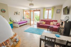 salon z kanapą i stołem w obiekcie Casa Lavanda w Alsóörs