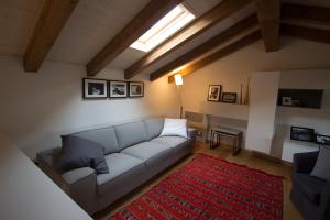 een woonkamer met een bank en een rood tapijt bij B&B Marina in San Daniele del Friuli