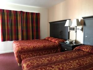 um quarto de hotel com duas camas e um telefone em Townhouse Motel em Weed
