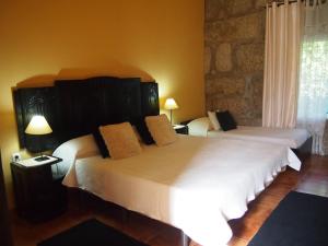 Uma cama ou camas num quarto em Casa das Magnólias de Igarei