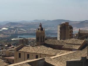 vistas a una ciudad con edificios y una iglesia en Casetta al Castello, en Naro