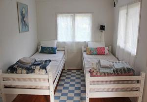 2 Etagenbetten in einem Zimmer mit Fenster in der Unterkunft Karlsäter - Lilla stugan in Älvkarleby