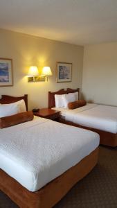 Postel nebo postele na pokoji v ubytování Knights Inn Lethbridge