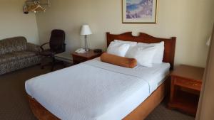 Postel nebo postele na pokoji v ubytování Knights Inn Lethbridge