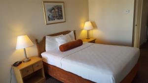 Postel nebo postele na pokoji v ubytování Knights Inn Lethbridge