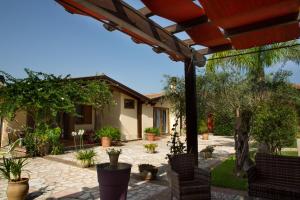 a patio with potted plants in front of a house at Ai Parchi dei Parrini in Partinico