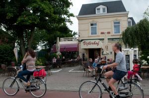 Quelques personnes à vélo dans une rue dans l'établissement Hotel Restaurant Vijlerhof, à Vijlen