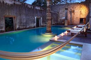 - une piscine avec un hamac dans un complexe dans l'établissement Hacienda Uayamon, à Uayamón
