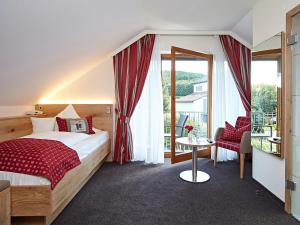um quarto de hotel com uma cama e uma varanda em Landhotel Mohren em Schwarzenbach