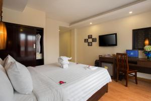 Un pat sau paturi într-o cameră la Hanoi Impressive Hotel