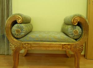 silla de mimbre con asiento azul en una habitación en Ferienwohnung in Hahnheim, Rheinhessen en Hahnheim