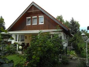 a house with a gambrel roof at Ferienwohnung in Hahnheim, Rheinhessen in Hahnheim