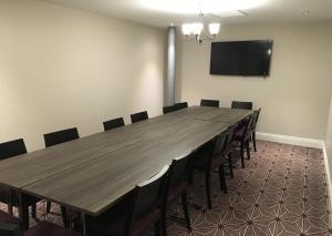 ベッドフォードにあるPilgrims Progress Wetherspoonの大きな会議室(大きな木製テーブル、椅子付)