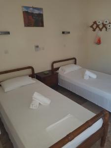 A bed or beds in a room at Pansion Marousa