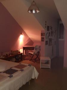 a bedroom with a bed and a desk and a chair at Chambre d'Hôte Ti coin Tranquille in Saint-Leu