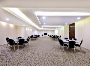 Spectrums Residence Jeddah tesisinde bir restoran veya yemek mekanı