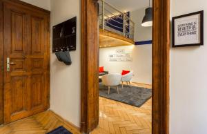 A television and/or entertainment centre at Jokai 3 Design Apartment