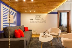 A seating area at Jokai 3 Design Apartment