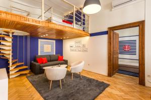 A seating area at Jokai 3 Design Apartment