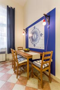 A seating area at Jokai 3 Design Apartment