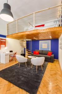 A seating area at Jokai 3 Design Apartment