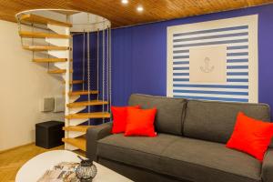 A seating area at Jokai 3 Design Apartment