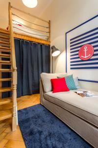 1 dormitorio con litera y sofá en Jokai 3 Design Apartment en Budapest