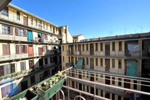 desde el balcón de un edificio con balcones en B&B Quater Lett, en Milán