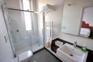 ミラノにあるB&B Quater Lettのバスルーム(シャワー、シンク、鏡付)