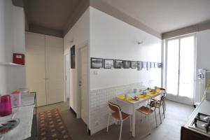 eine Küche mit einem Tisch und Stühlen im Zimmer in der Unterkunft B&B Quater Lett in Mailand