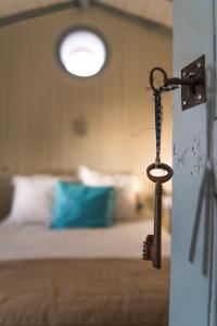 een deur met een sleutel in een kamer met een bed bij Casa Jacinta con jacuzzi in Adeje