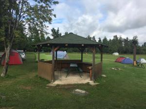 - un kiosque dans un champ avec des tentes dans l'établissement Camping Intercamp Tatranec, à Tatranská Lomnica