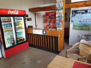 un refroidisseur de coca cola dans un magasin avec comptoir dans l'établissement Camping Intercamp Tatranec, à Tatranská Lomnica