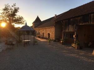 una mesa y un cenador frente a un edificio en Lacoste B&B en Saint-Clair