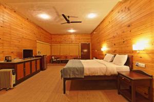 Un pat sau paturi într-o cameră la Cedar Lodge By Aahma