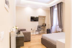A television and/or entertainment centre at Nazionale Palace Suites