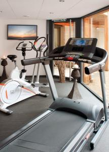 Fitness centrum a/nebo fitness zařízení v ubytování Logis Hotel Le Parc & Spa