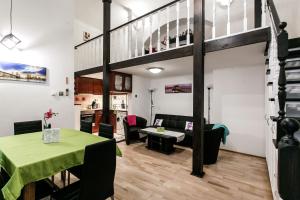 ブダペストにあるTerez 22 Design Apartmentのリビングルーム(テーブル、ロフトベッド付)