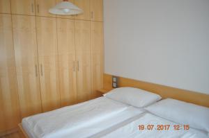 Łóżko lub łóżka w pokoju w obiekcie Appartmenthaus Josefikeller