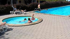 Bazén v ubytování Apartmán Lipno A12 nebo v jeho okolí